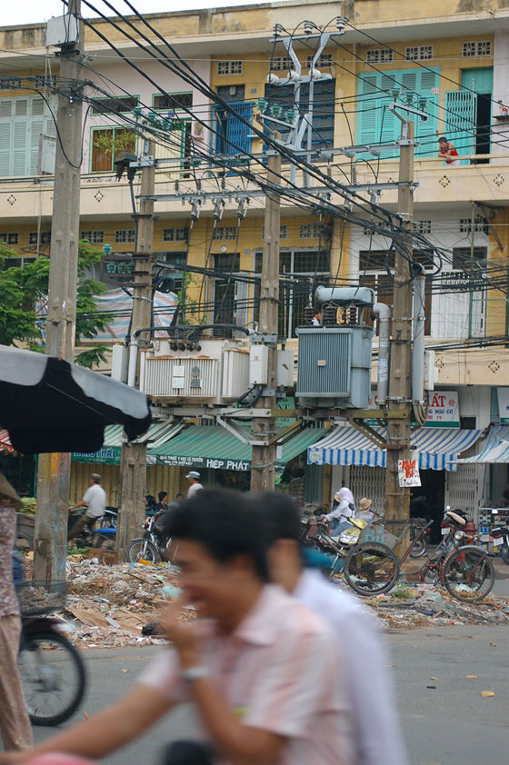 HO CHI MINH CITY - Per le vie di Cholon osserviamo questi antiquati tralicci della corrente
