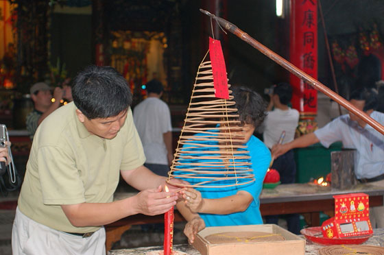 HO CHI MINH CITY - L'accensione delle enormi spirali di incenso a forma di cono prima di essere appese al soffitto della Pagoda di Thien Hau