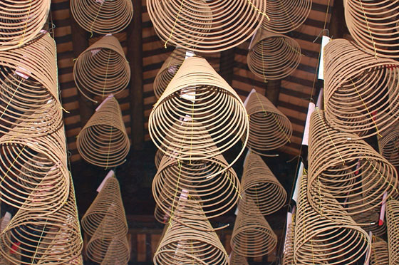 HO CHI MINH CITY - Pagoda di Thien Hau a Cholon: enormi spirali di incenso a forma di cono pendono dal soffitto