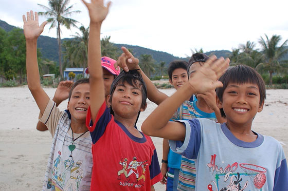 JUNGLE BEACH - Un gruppo di vivaci ragazzini vietnamiti