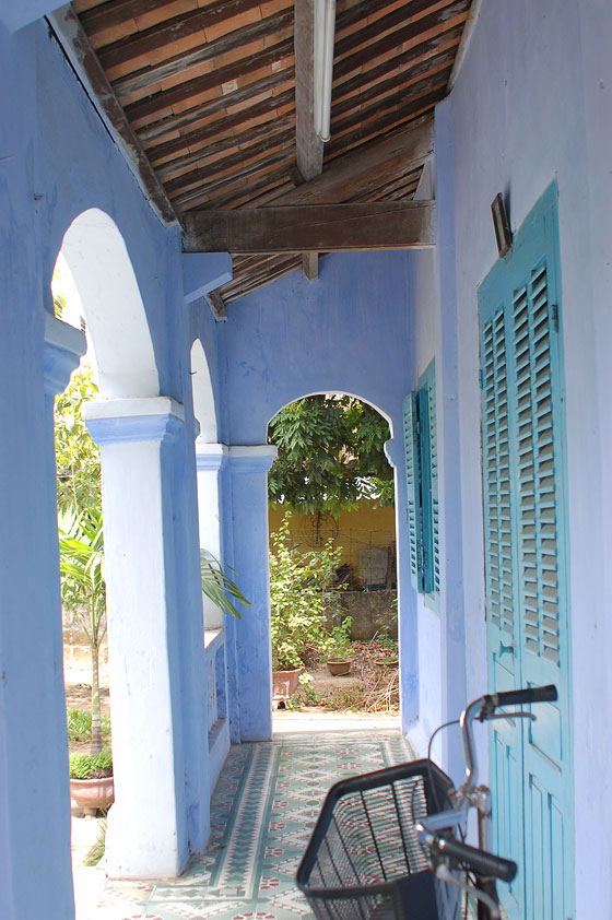 VIETNAM CENTRALE - Hoi An: il portico di una casa in classico stile coloniale