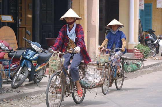VIETNAM CENTRALE - Hoi An si può girare piacevolmente a piedi o in bicicletta