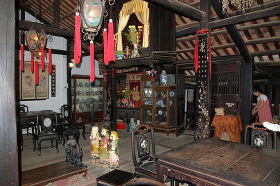 HOI AN - Vecchia casa di Phung Hung: l'altare è montato sul soffitto