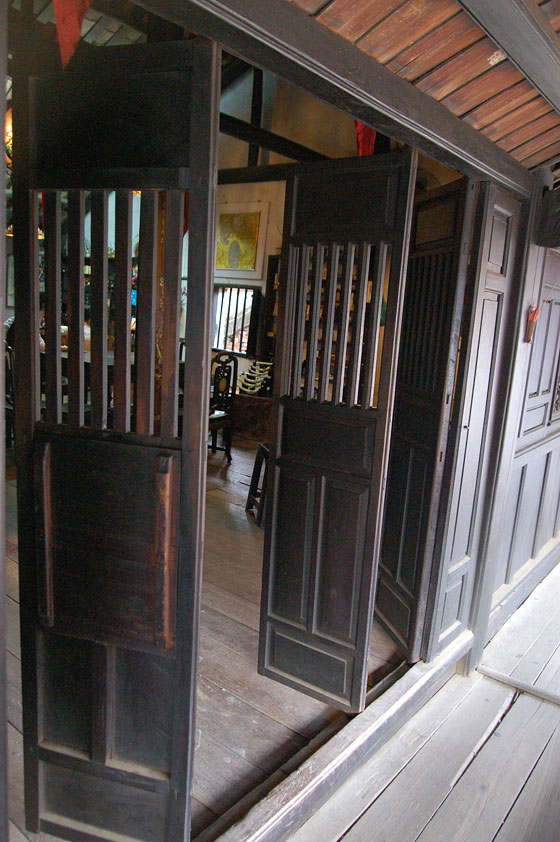HOI AN - Vecchia casa di Phung Hung: particolare delle ante in legno