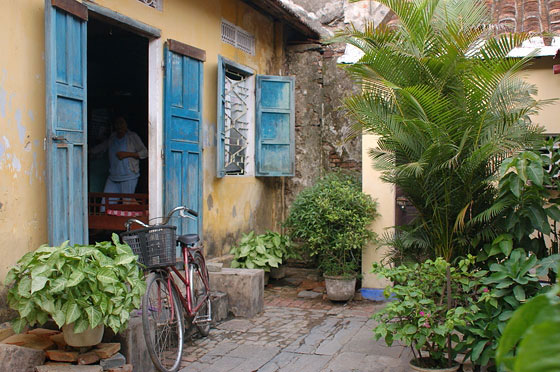 HOI AN - Il pittoresco cortile di un'abitazione