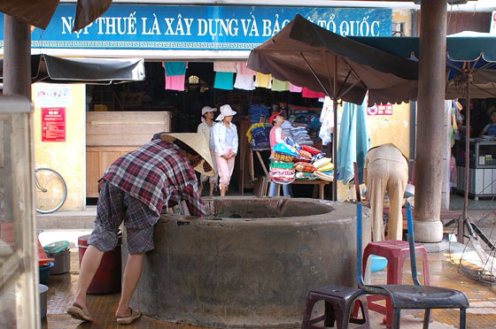 HOI AN - Un pozzo di fronte al mercato dell'abbigliamento