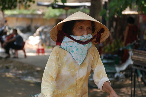 VIETNAM CENTRALE - Una anziana signora con il suo non bai tho