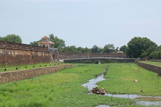VIETNAM CENTRALE - Il fossato a protezione dei bastioni della Cittadella di Huè