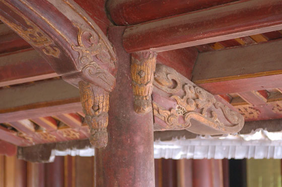 HUE' - La Città Imperiale: particolare dell'attacco pilastro-trave della sala interna della Porta Ngo Mon