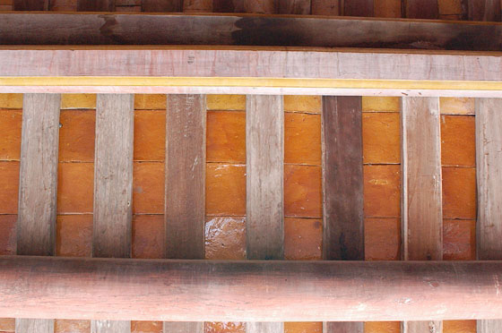 HUE' - Palazzo dell'Armonia Suprema: travi lignee e impalcato in maiolica per la copertura del portico