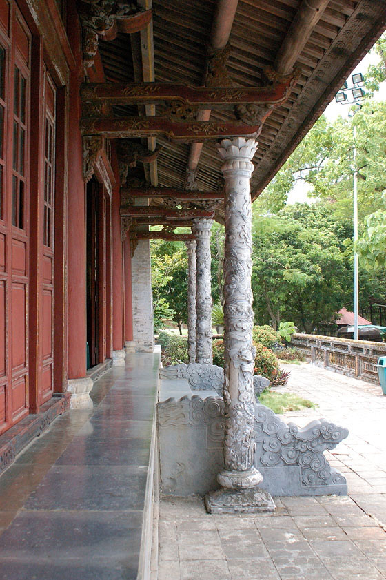 HUE' - Palazzo dell'Armonia Suprema: il portico esterno con le elaborate colonne e travature