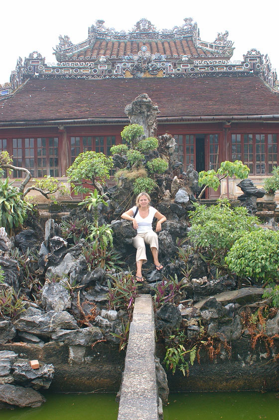HUE' - Biblioteca reale: io seduta sulla roccia elemento naturale atto a riequilibrare il Feng Shui del luogo 