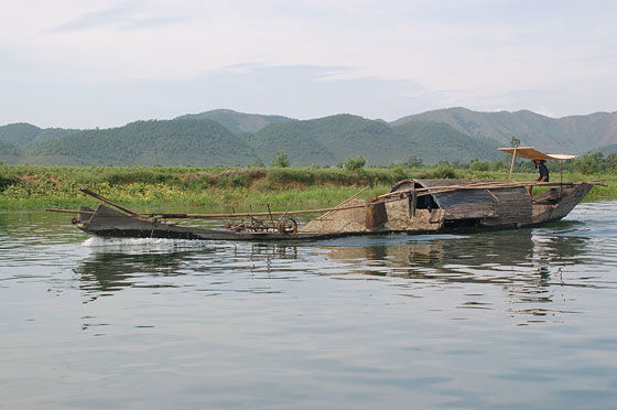 CROCIERA SUL FIUME DEI PROFUMI - Un Sampan, tipica imbarcazione in legno 