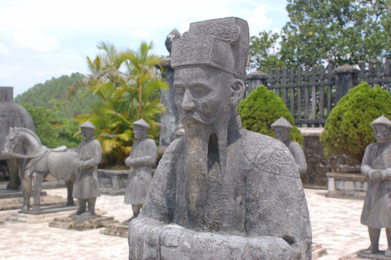 DINTORNI DI HUE' - Tomba di Khai Dinh: statue di mandarini civili e militari nel cortile d'onore 