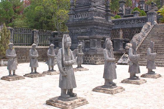CROCIERA SUL FIUME DEI PROFUMI - Tomba di Khai Dinh: il cortile d'onore con elefanti, cavalli e mandarini