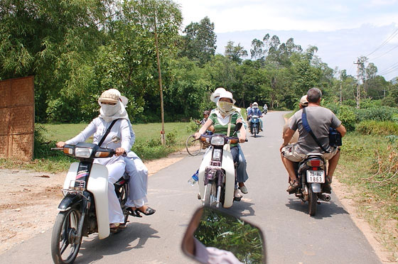 VIETNAM CENTRALE - Verso Vung Hill: durante il percorso incorociamo molti motorini da e per i villaggi vicini
