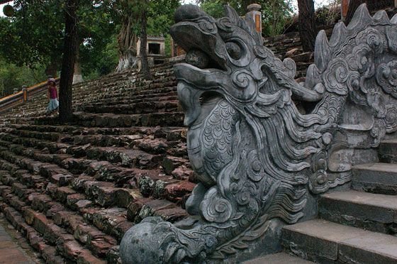 DINTORNI DI HUE' - Tomba di Tu Duc: particolare della scalinata del tempio di Chap Khiem