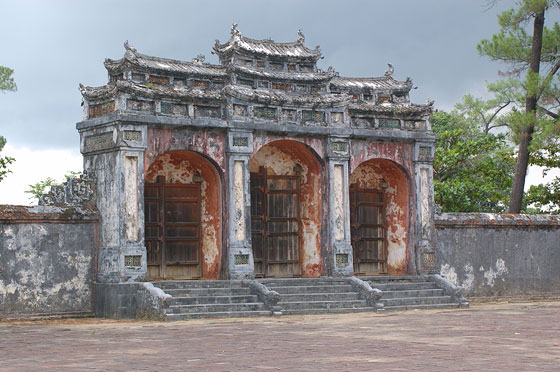 DINTORNI DI HUE' - Tomba di Minh Mang: Porta Dai Hong Mon 