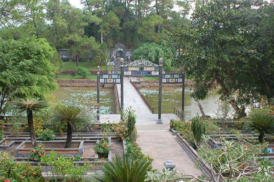 VIETNAM CENTRALE - Tomba di Minh Mang: verso il sepolcro