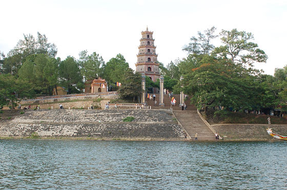 VIETNAM CENTRALE - Crociera sul Fiume dei Profumi: tornando ad Hué rivediamo la Pagoda di Thien Mu