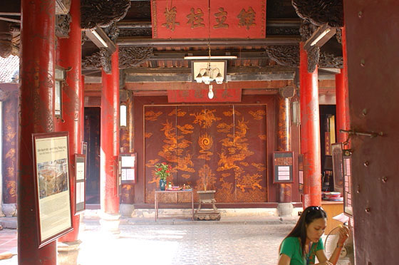HANOI - Dal patio di accesso al tempio Bach Ma vista verso la sala 