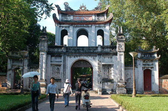 HANOI - Il Tempio della Letteratura - porta di accesso Van Mieu vista dalla parte esterna su Pho Quoc Tu Giam