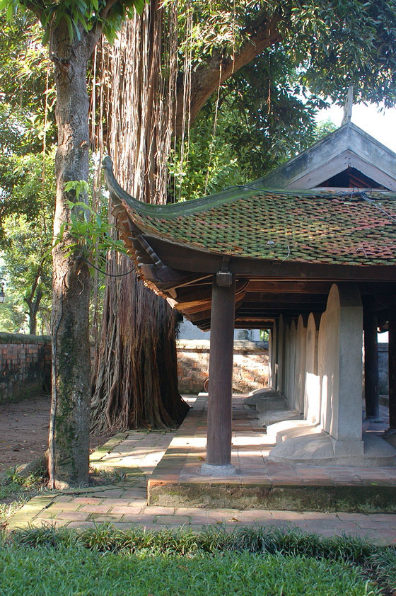 HANOI - Il Tempio della Letteratura: il padiglione con le stele dei candidati ombreggiato da una rigogliosa vegetazione
