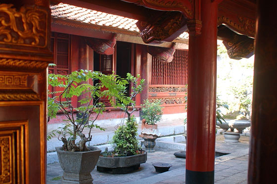 HANOI - Van Mieu: il suggestivo patio fra le due costruzioni del tempio Bai Duong