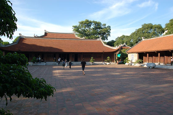 HANOI - Van Mieu - Santuario Khai Tanh oltrepassata la porta posteriore