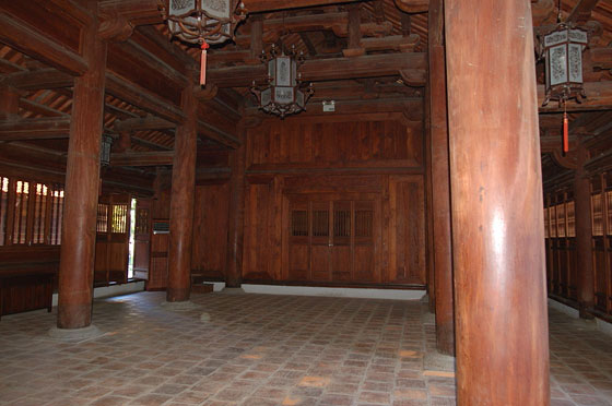 HANOI - Tempio della Letteratura: sala interna interamente in legno