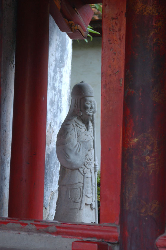 HANOI - Van Mieu: particolare di una statua del cancello posteriore
