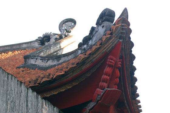 HANOI - Van Mieu: particolare della tradizionale copertura con le punte rivolte verso l'alto