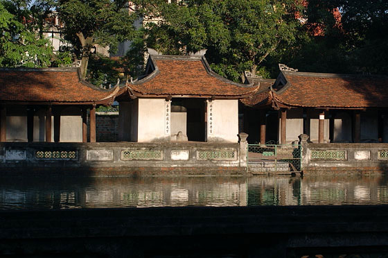 HANOI - Tempio della letteratura: uno dei due gruppi di padiglioni delle steli ad est e a ovest dello stagno 