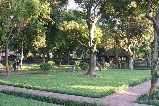 HANOI - Gli ombreggiati giardini del Tempio Van Mieu: vista sulla porta Dai Trung di accesso tra il primo e il secondo cortile