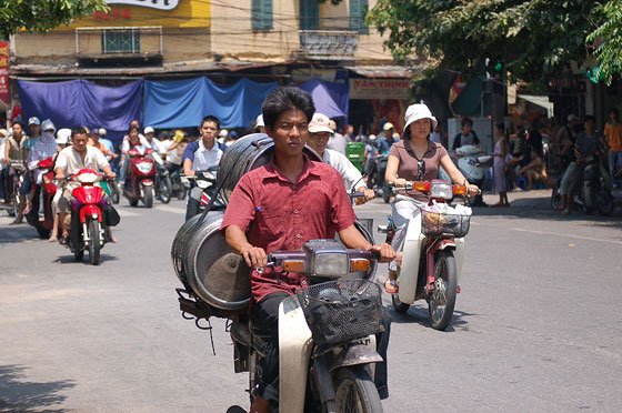 HANOI - La concentrazione di motorini per le strade della città è elevatissima