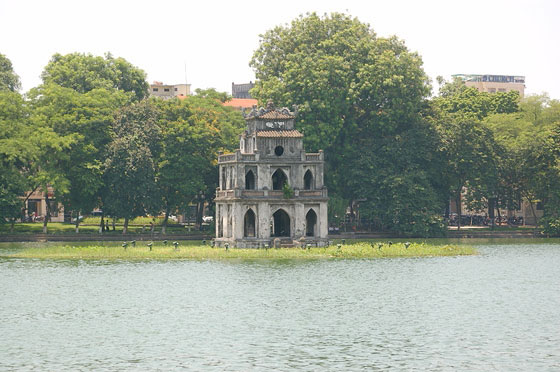 HANOI - Il simbolo della città: Thap Rua (Pagoda della Tartaruga) al centro del lago Hoan Kiem