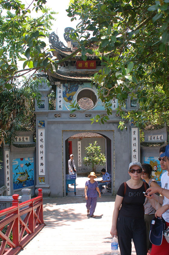 HANOI - Tempio di Ngoc Son: porta di accesso dal ponticello rosso The Huc