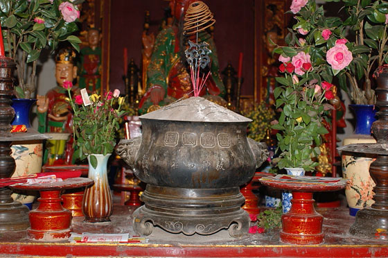 HANOI - Offerte votive e doni su un altare del Tempio di Ngoc Son