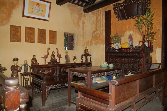 HANOI - L'imponente arredo ligneo della casa-museo al n. 87 di Pho Ma May 