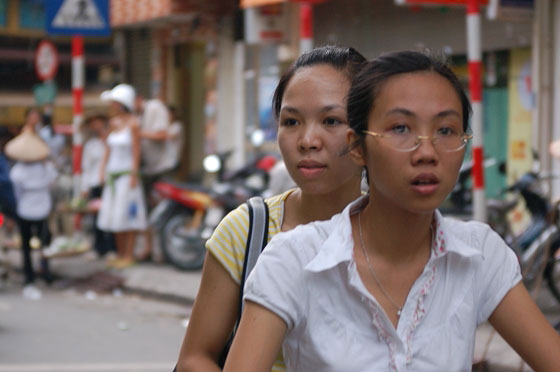 HANOI - Quartiere Vecchio: due giovani ragazze in motorino