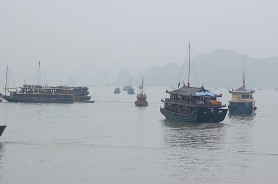 VIETNAM NORD-ORIENTALE - Dal porto di Haiphong osserviamo le barche