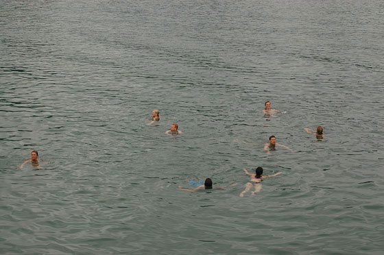 BAIA DI HALONG - Il gruppo di turisti con cui abbiamo visitato la baia durante l'ultima nuotata