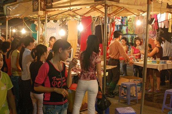 HANOI - Le bancarelle del mercato notturno prese d'assalto dalle giovani vietnamite