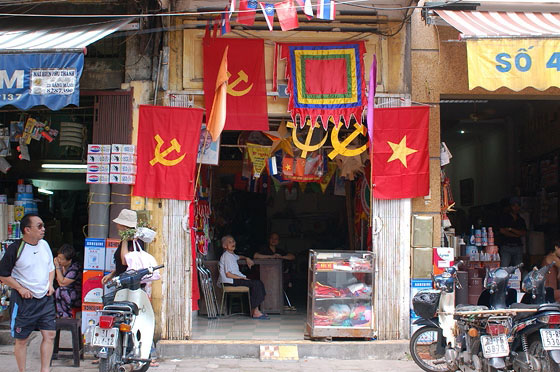 HANOI - Quartiere Vecchio: un negozio specializzato nella vendita di manifesti e stendardi di propaganda comunista 