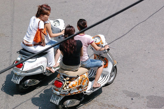 HANOI - Fantasiosi scooter di giovani ragazze vietnamite