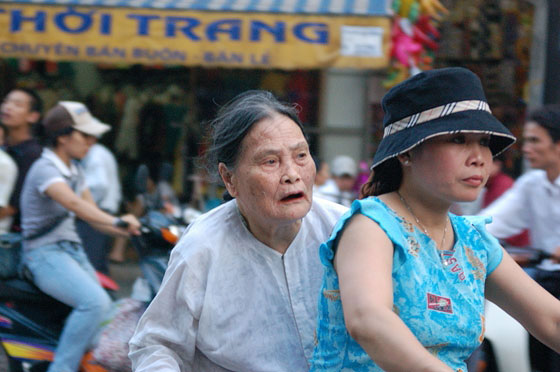 HANOI - Con questo scatto cogliamo al volo l'espressione interdetta di questa anziana vietnamita 