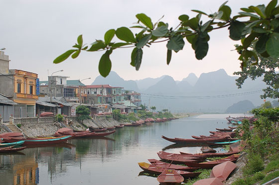 DINTORNI DI HANOI - My Duc: le barche in attesa di condurre alla Pagoda dei Profumi