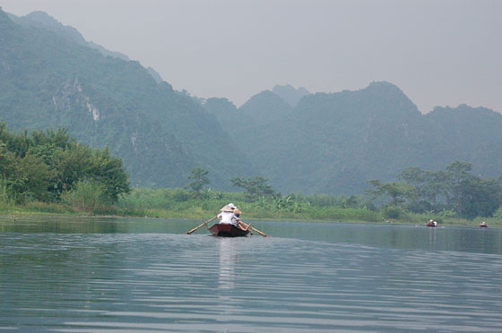 DINTORNI DI HANOI - Il tranquillo viaggio in barca verso la Pagoda dei Profumi