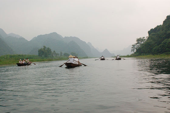 PAGODA DEI PROFUMI - In un'atmosfera molto mistica e rilassata si naviga sul fiume di Yen, uno dei  più poetici del mondo