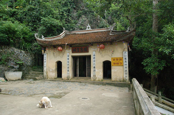 MONTE DELLE IMPRONTE PROFUMATE - Den Tran Song (Cua Vong): un piccolo tempio eretto in onore di qualche illustre personaggio storico